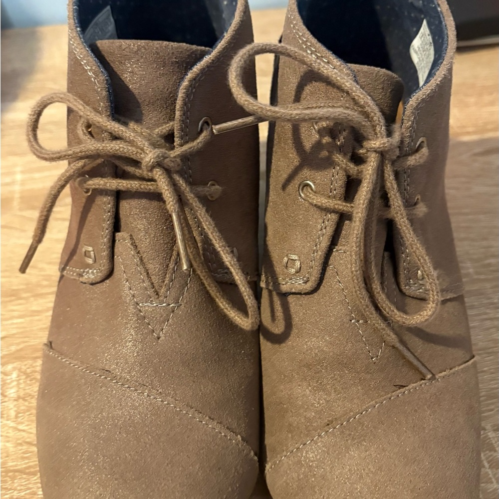 Toms women’s Brown Suede Chukka Wedge Boots